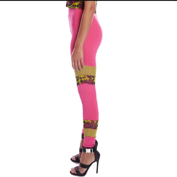 Authentic DELANI GRAPHIK Cheetah Leggings - Picture 3 of 12